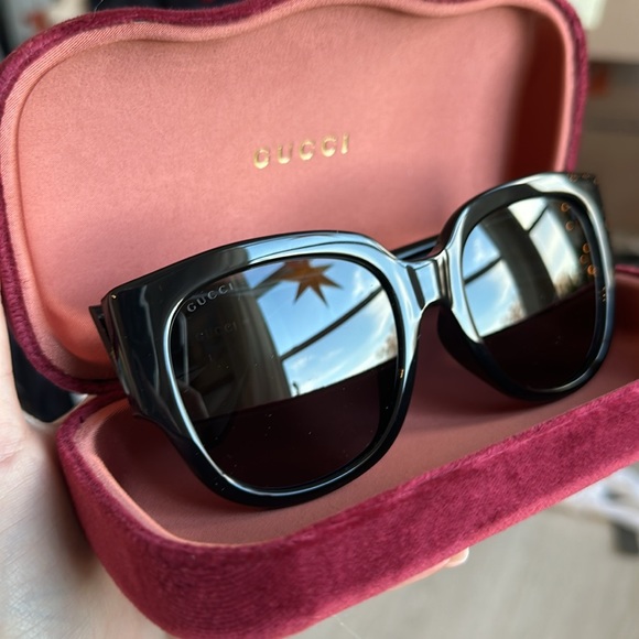 Authentic Gucci Oversized Sunnies - Picture 5 of 8